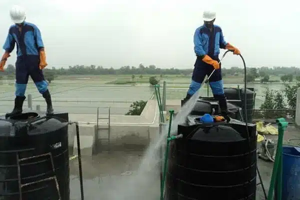 Water storage tank maintenance